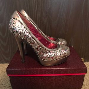 Glittery silver pumps!